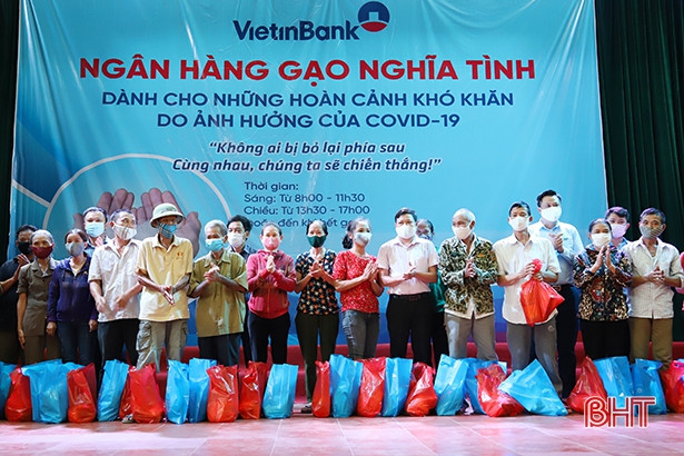 Hương Sơn trao 1.100 suất quà cho các gia đình bị ảnh hưởng do dịch bệnh Covid-19