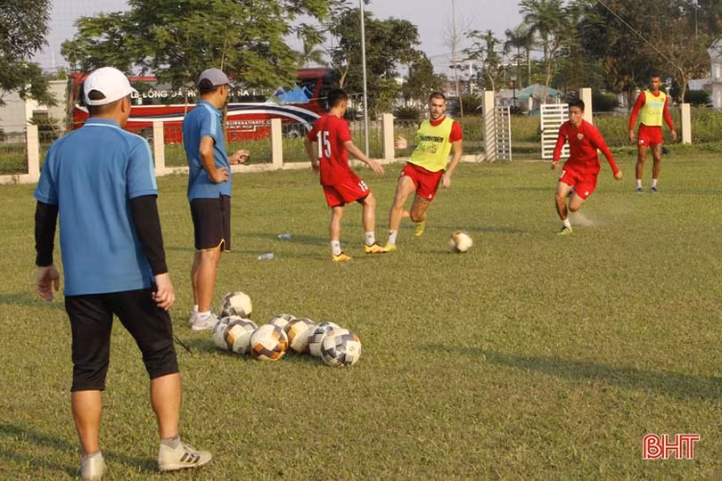 Hồng Lĩnh Hà Tĩnh “đội nắng” tập luyện cho ngày V.League trở lại