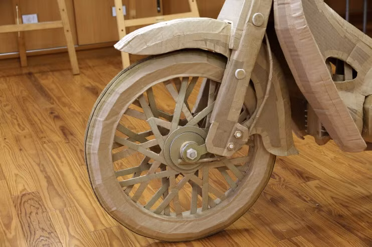 Học sinh chế tạo Honda Super Cub đời 1958 từ bìa carton
