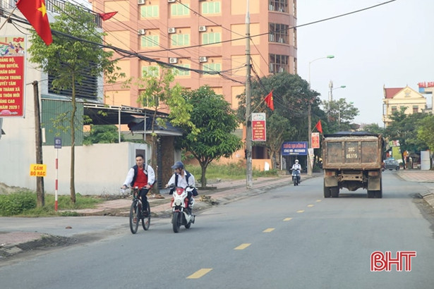 Học sinh Hà Tĩnh vẫn “quên” đeo khẩu trang khi ra khỏi trường