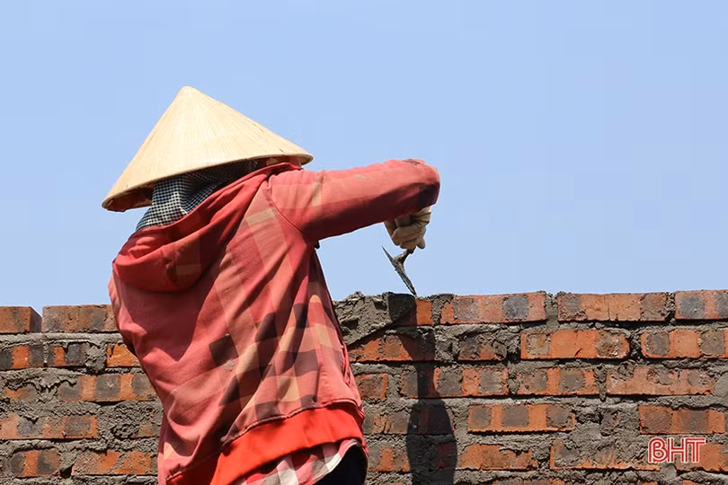 Việc “kéo” người, lao động Hà Tĩnh phơi mình dưới nắng 