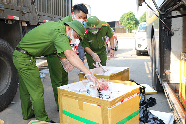 Chặn đứng vụ vận chuyển 800kg thực phẩm bẩn trên xe khách qua địa bàn Hà Tĩnh