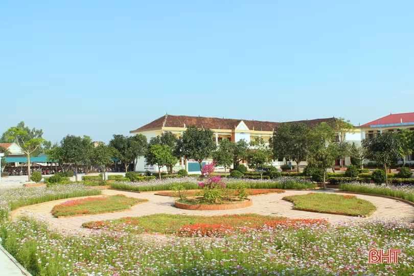 Khu vườn trường rực rỡ sắc hoa ở Hà Tĩnh