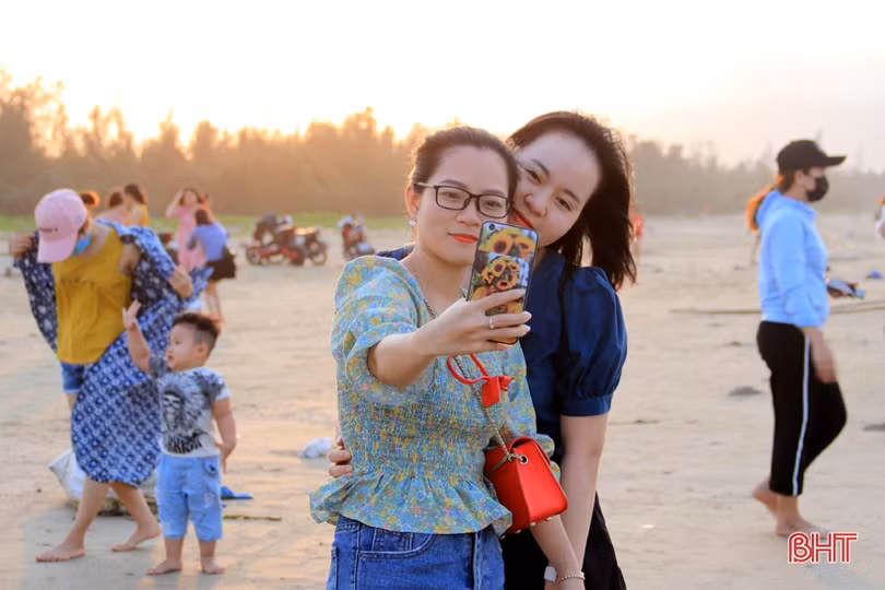 Người dân Hà Tĩnh tìm tới bể bơi, bãi biển “giải nhiệt” nắng nóng đầu mùa