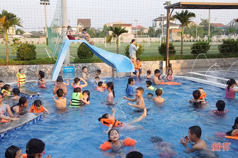 Người dân Hà Tĩnh tìm tới bể bơi, bãi biển “giải nhiệt” nắng nóng đầu mùa