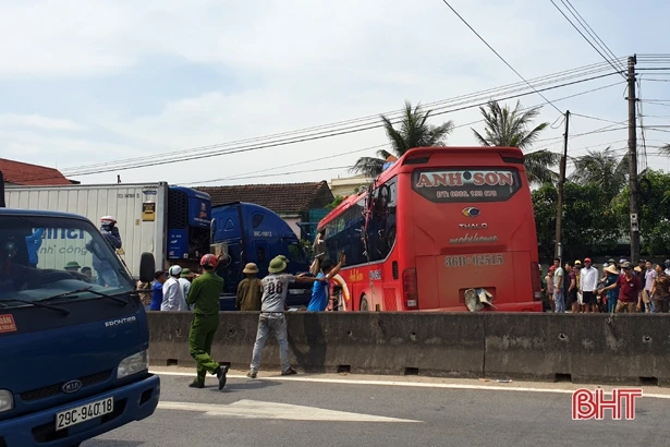 Container đối đầu xe khách ở Kỳ Anh, 1 phụ nữ tử vong thương tâm