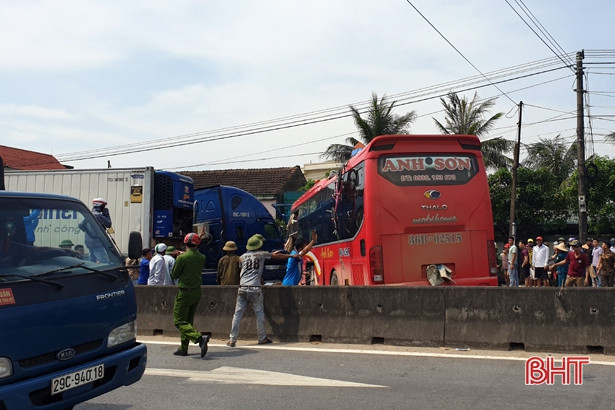 Container đối đầu xe khách ở Kỳ Anh, 1 phụ nữ tử vong thương tâm