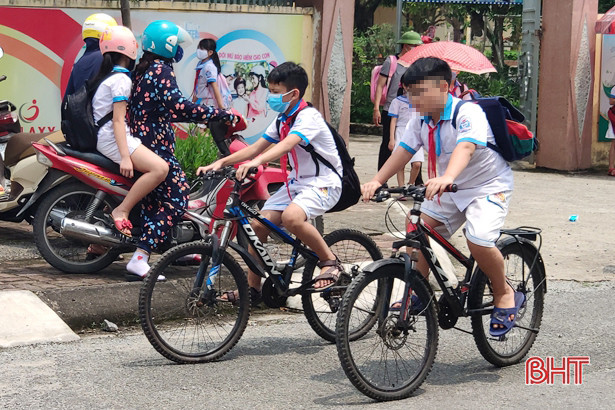 Học sinh Hà Tĩnh vẫn “quên” đeo khẩu trang khi ra khỏi trường