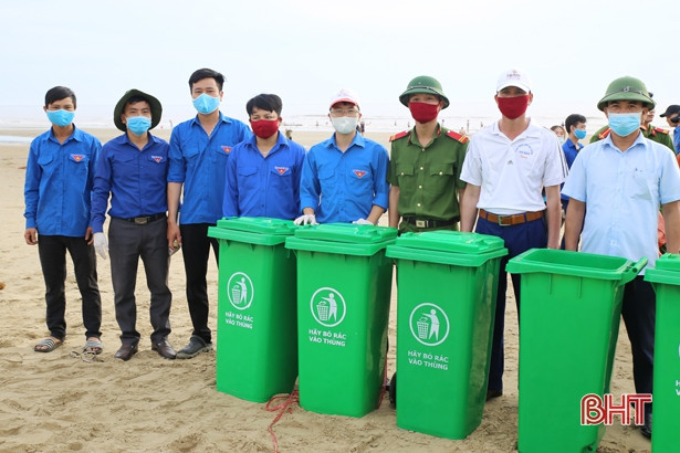 Đoàn viên thanh niên Hà Tĩnh thu gom rác, bảo vệ môi trường biển