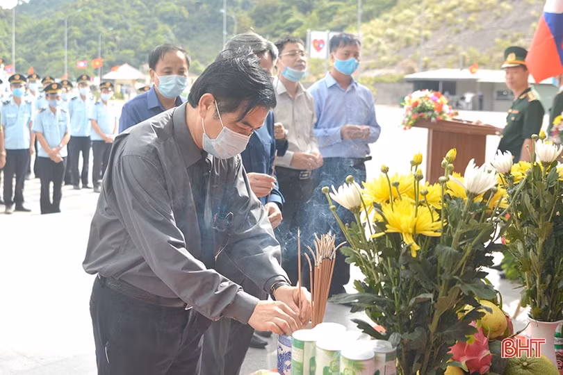 Hà Tĩnh tổ chức đón hài cốt liệt sỹ quân tình nguyện và chuyên gia Việt Nam hy sinh tại Lào về nước