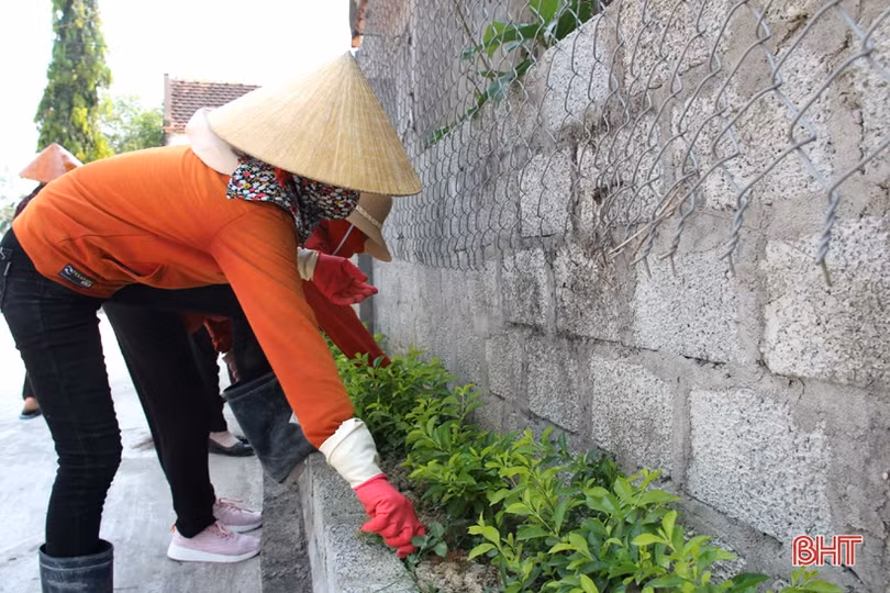 Phụ nữ vùng giáo Hà Tĩnh chung sức làm đẹp khu dân cư NTM kiểu mẫu