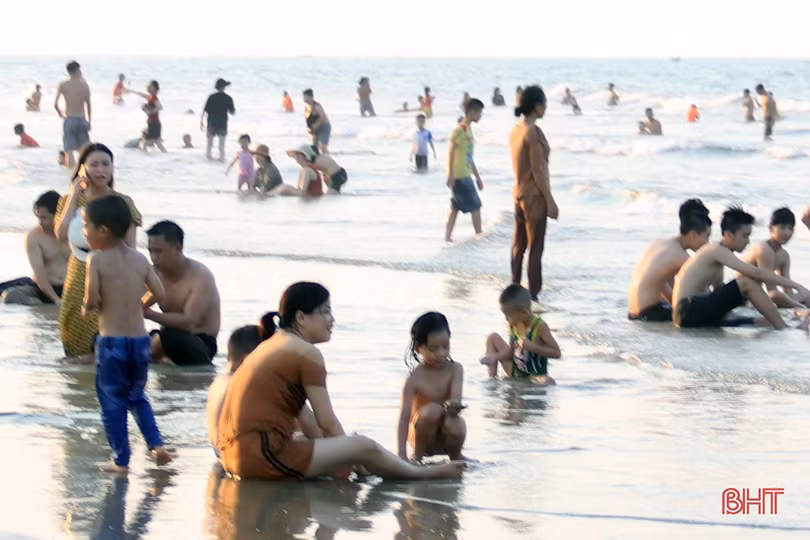 Người dân Hà Tĩnh tìm tới bể bơi, bãi biển “giải nhiệt” nắng nóng đầu mùa