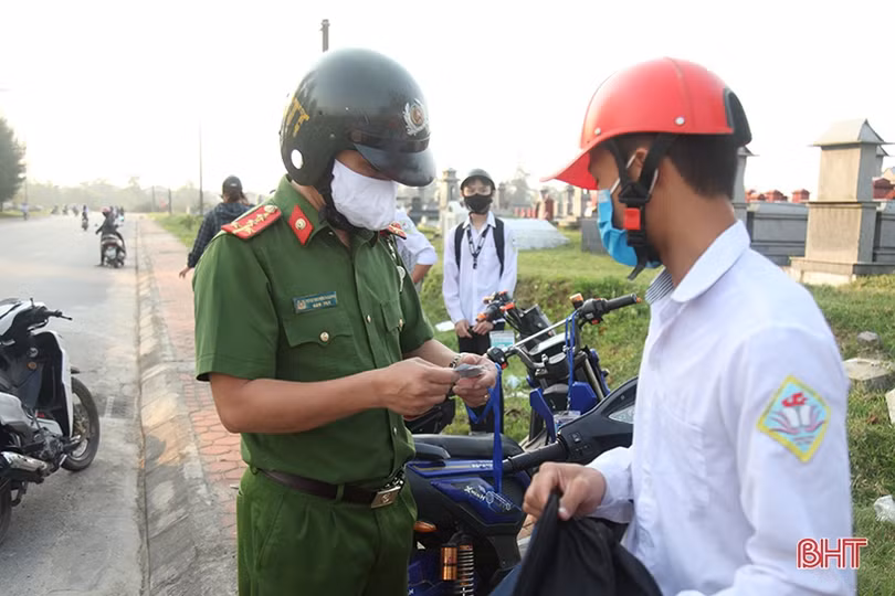 Thấy gì khi nhiều học sinh đi xe máy tới trường sai quy định ở TP Hà Tĩnh?