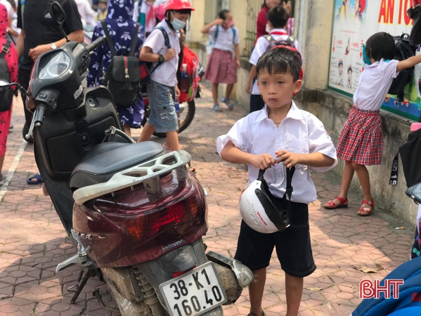 Học sinh Hà Tĩnh vẫn “quên” đeo khẩu trang khi ra khỏi trường