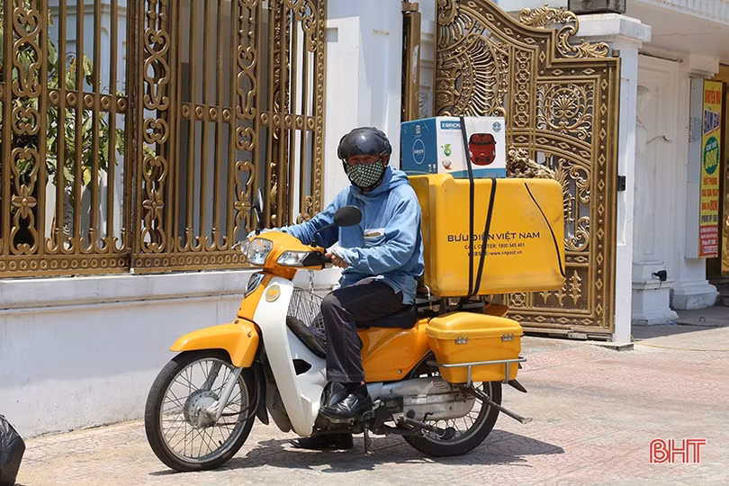 Việc “kéo” người, lao động Hà Tĩnh phơi mình dưới nắng 