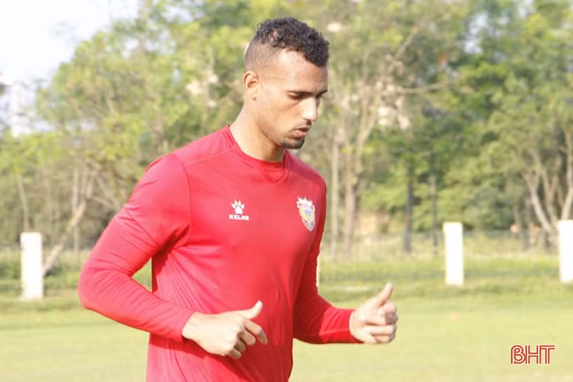 Hồng Lĩnh Hà Tĩnh “đội nắng” tập luyện cho ngày V.League trở lại