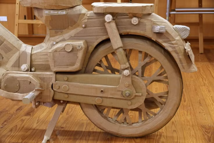 Học sinh chế tạo Honda Super Cub đời 1958 từ bìa carton