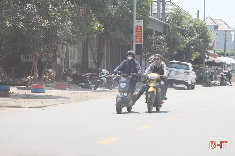 Thấy gì khi nhiều học sinh đi xe máy tới trường sai quy định ở TP Hà Tĩnh?
