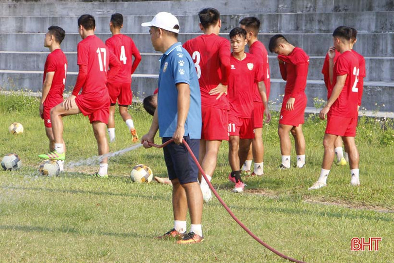 Hồng Lĩnh Hà Tĩnh “đội nắng” tập luyện cho ngày V.League trở lại