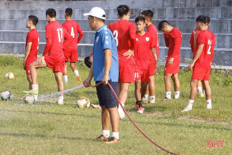 Hồng Lĩnh Hà Tĩnh “đội nắng” tập luyện cho ngày V.League trở lại
