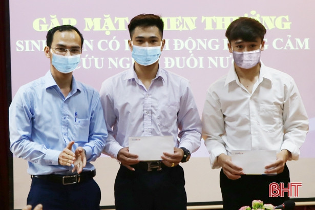 Khen thưởng sinh viên Lào dũng cảm cứu người đuối nước ở Hà Tĩnh