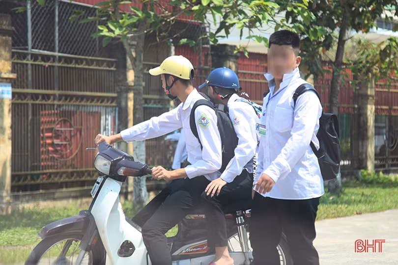 Thấy gì khi nhiều học sinh đi xe máy tới trường sai quy định ở TP Hà Tĩnh?