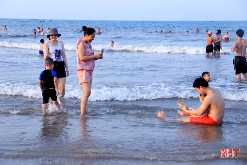 Người dân Hà Tĩnh tìm tới bể bơi, bãi biển “giải nhiệt” nắng nóng đầu mùa