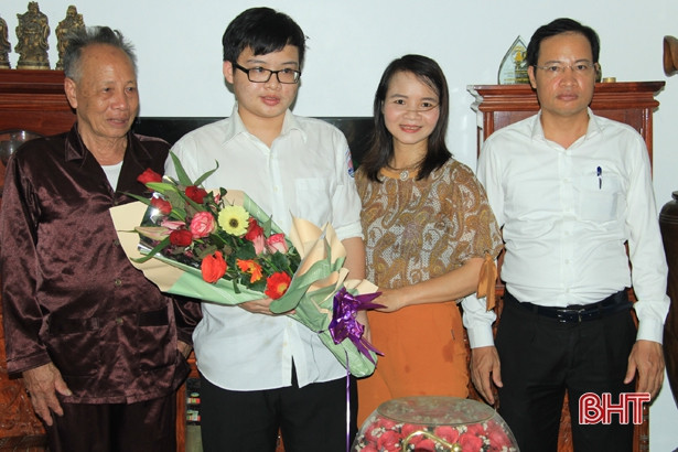 Huyện Nghi Xuân tặng hoa chúc mừng nam sinh giành 15 suất học bổng Mỹ
