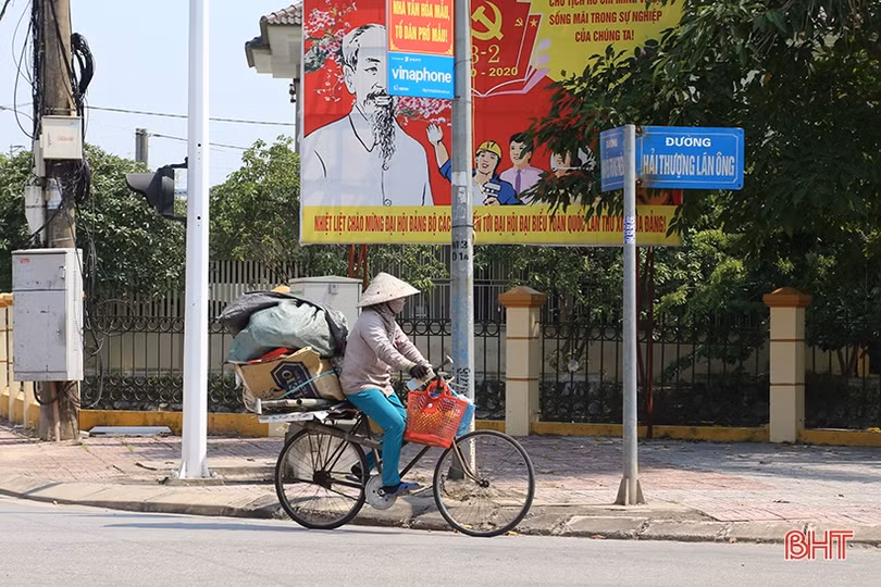 Việc “kéo” người, lao động Hà Tĩnh phơi mình dưới nắng 