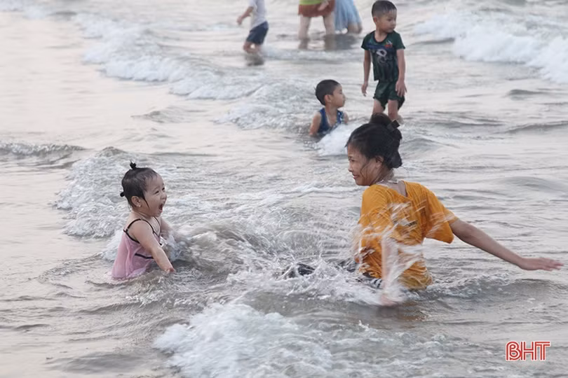 Người dân Hà Tĩnh tìm tới bể bơi, bãi biển “giải nhiệt” nắng nóng đầu mùa