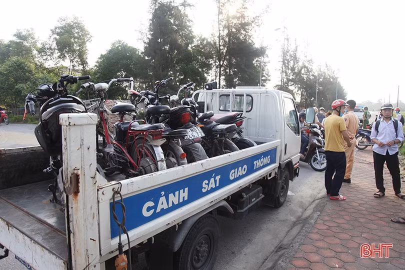 Thấy gì khi nhiều học sinh đi xe máy tới trường sai quy định ở TP Hà Tĩnh?