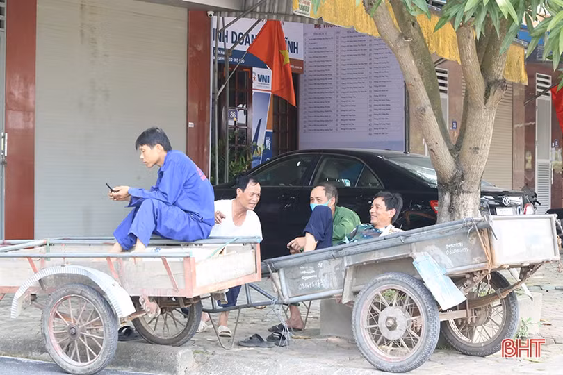 Việc “kéo” người, lao động Hà Tĩnh phơi mình dưới nắng 