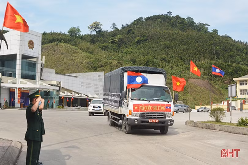 Hà Tĩnh tổ chức đón hài cốt liệt sỹ quân tình nguyện và chuyên gia Việt Nam hy sinh tại Lào về nước