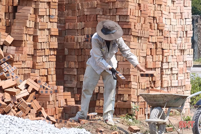 Việc “kéo” người, lao động Hà Tĩnh phơi mình dưới nắng 