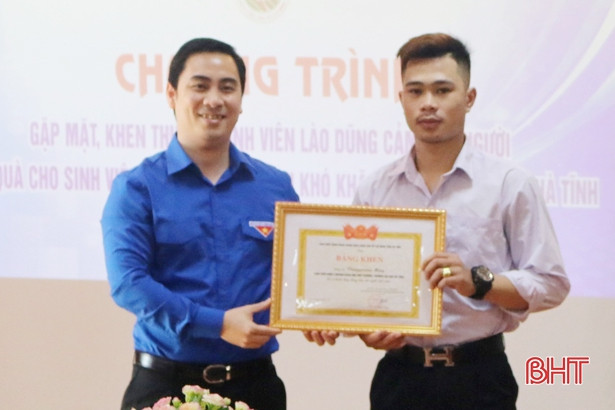 Tặng quà cho sinh viên Lào có hoàn cảnh khó khăn đang học tập tại Hà Tĩnh