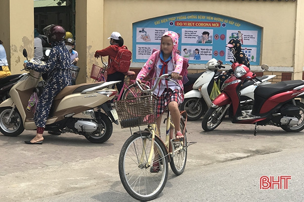 Học sinh Hà Tĩnh vẫn “quên” đeo khẩu trang khi ra khỏi trường