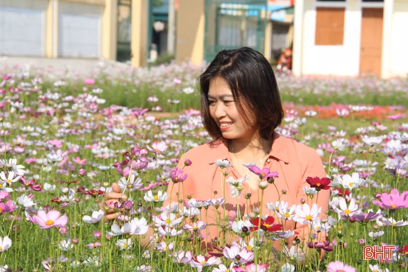 Khu vườn trường rực rỡ sắc hoa ở Hà Tĩnh