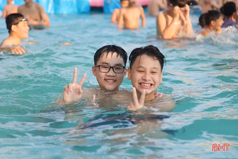 Người dân Hà Tĩnh tìm tới bể bơi, bãi biển “giải nhiệt” nắng nóng đầu mùa