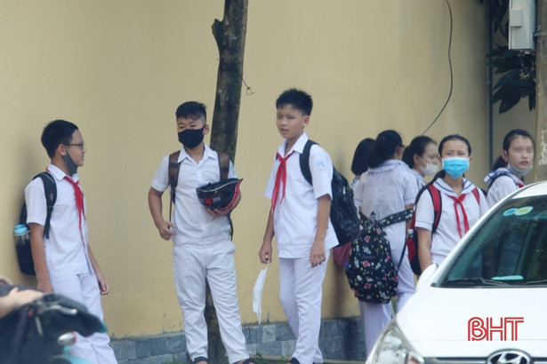 Học sinh Hà Tĩnh vẫn “quên” đeo khẩu trang khi ra khỏi trường