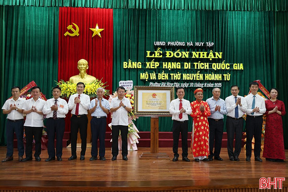 Đón bằng xếp hạng Di tích cấp quốc gia Mộ và Đền thờ Nguyễn Hoành Từ
