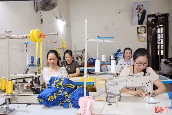 May đồng phục học sinh vào mùa cao điểm
