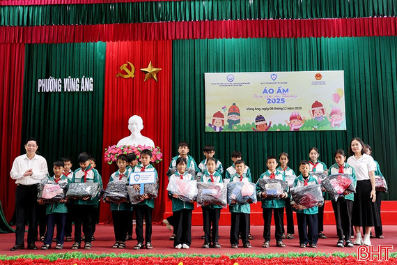 Trao 590 áo ấm cho trẻ em khuyết tật, trẻ có hoàn cảnh khó khăn