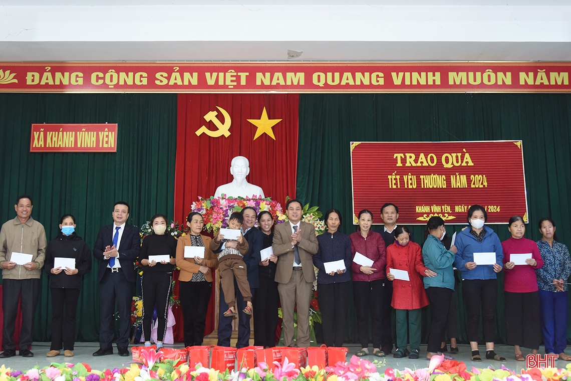 Chủ tịch Liên hiệp các Hội Khoa học kỹ thuật Việt Nam trao quà tết tại Hà Tĩnh