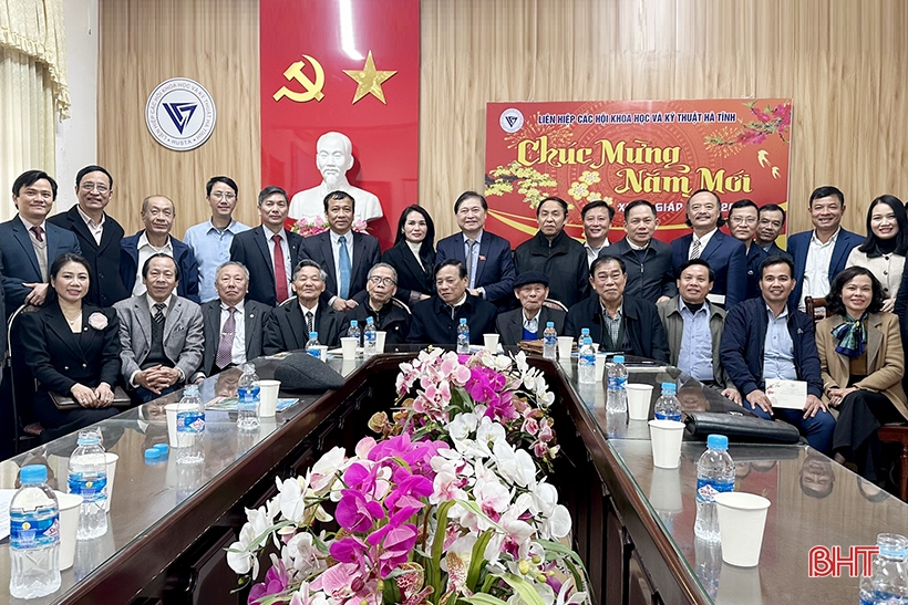 Chủ tịch Liên hiệp các Hội Khoa học kỹ thuật Việt Nam trao quà tết tại Hà Tĩnh