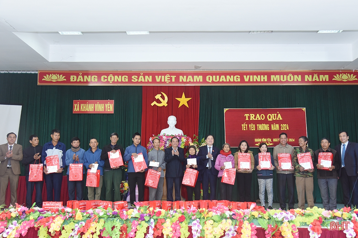Chủ tịch Liên hiệp các Hội Khoa học kỹ thuật Việt Nam trao quà tết tại Hà Tĩnh