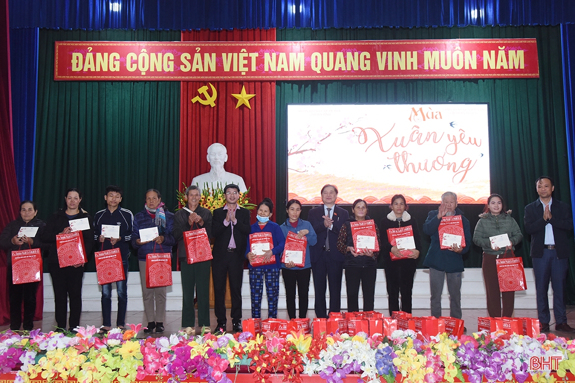 Chủ tịch Liên hiệp các Hội Khoa học kỹ thuật Việt Nam trao quà tết tại Hà Tĩnh