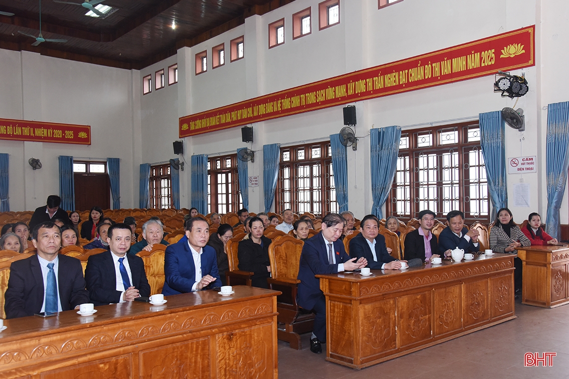 Chủ tịch Liên hiệp các Hội Khoa học kỹ thuật Việt Nam trao quà tết tại Hà Tĩnh