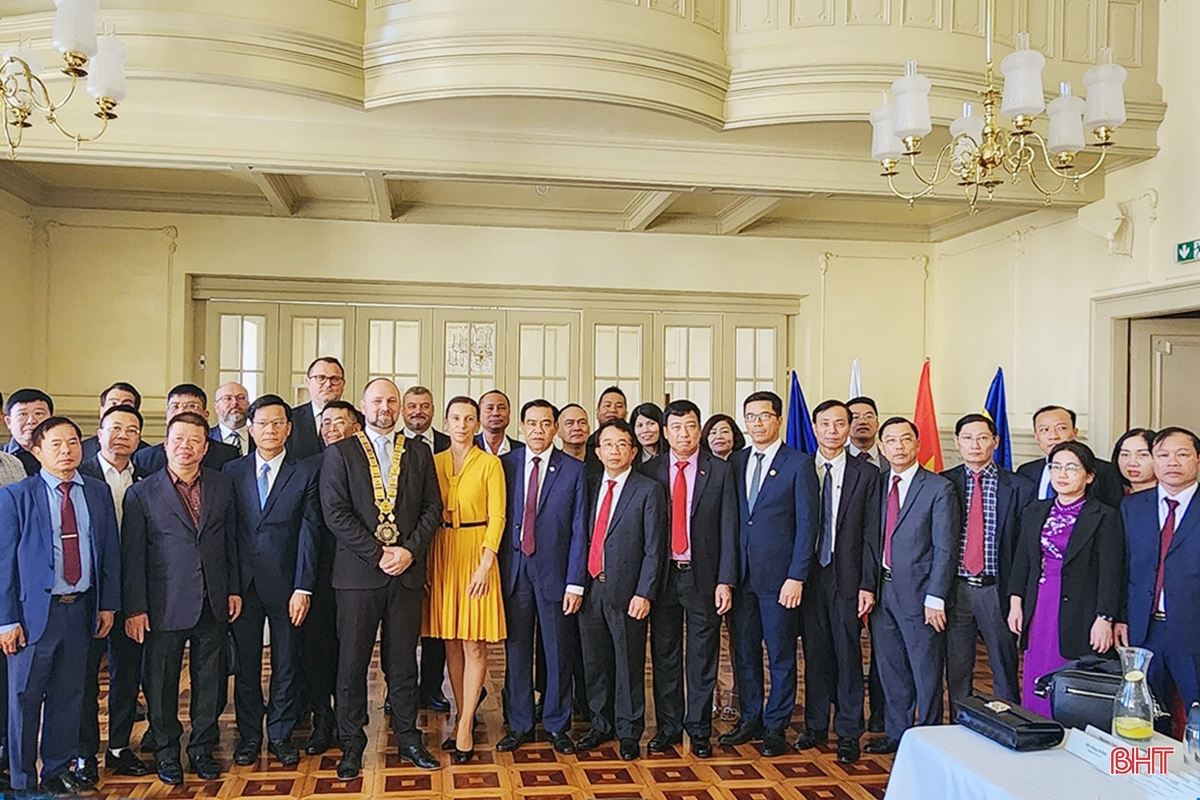 Đoàn công tác tỉnh Hà Tĩnh thăm và làm việc tại Trnava, Cộng hòa Slovakia