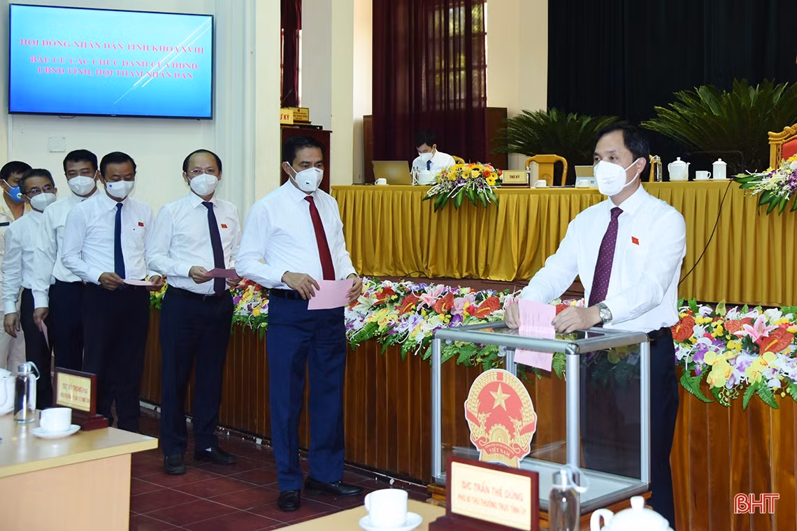 Ông Hoàng Trung Dũng tái đắc cử Chủ tịch HĐND tỉnh Hà Tĩnh khóa XVIII