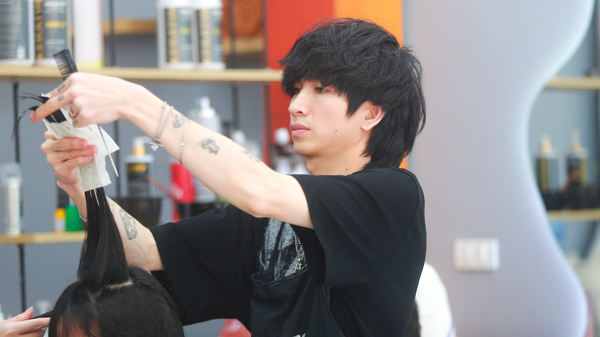 Tôi là Nguyễn Hoàng Thanh (SN 1991) hiện tôi đang làm chủ salon tóc Hoàng Thanh ở 86 Xuân Diệu (phường Thành Sen, Hà Tĩnh). Tính đến nay, tôi đã gắn bó với công việc này hơn 15 năm.